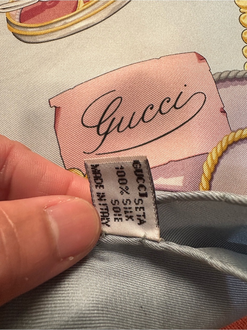 GUCCI ❤️🌟GOLD HEART AND FEATHER PRINT SCARF ⭐️ - Picture 3 of 4